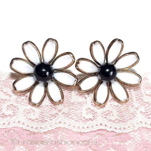 （画像用） Ｔｒｉｆａｒｉ　 トリファリ ガラスお花イヤリング