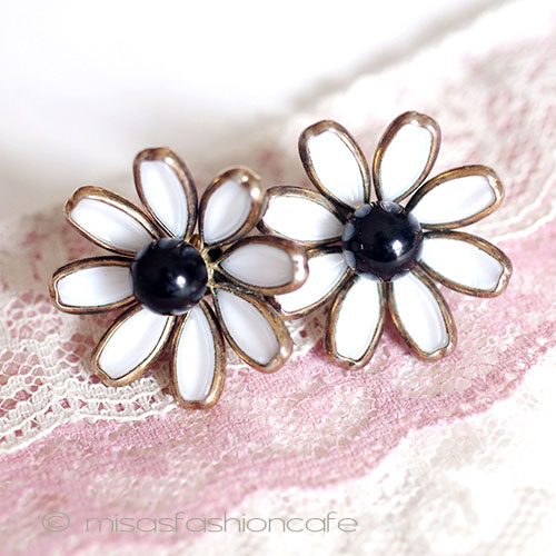 （画像用） Ｔｒｉｆａｒｉ　 トリファリ ガラスお花イヤリング