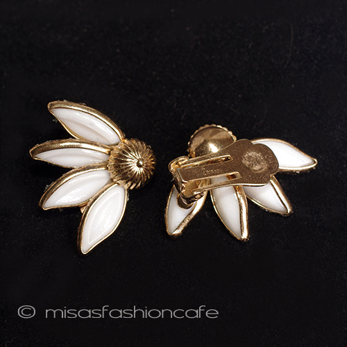 （画像用） Trifari　 トリファリ ガラスの花　イヤリング