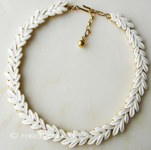 （画像用） ヴィンテージジュエリー トリファリ白葉ネックレス