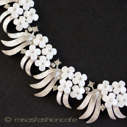 （画像用） Trifari トリファリ 白い小花 ネックレス