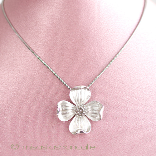 （画像用） Trifari　 トリファリ ハナミズキ花ネックレス