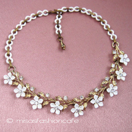 （画像用） ヴィンテージアクセサリー 白いお花　ネックレス