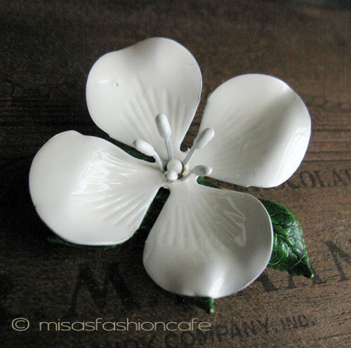 （画像用） ハナミズキの花ブローチ