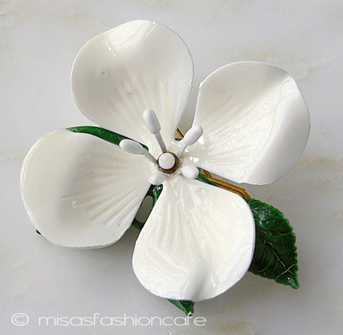 （画像用） ハナミズキの花ブローチ