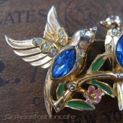 （画像用） Coro 鳥と花ブローチ