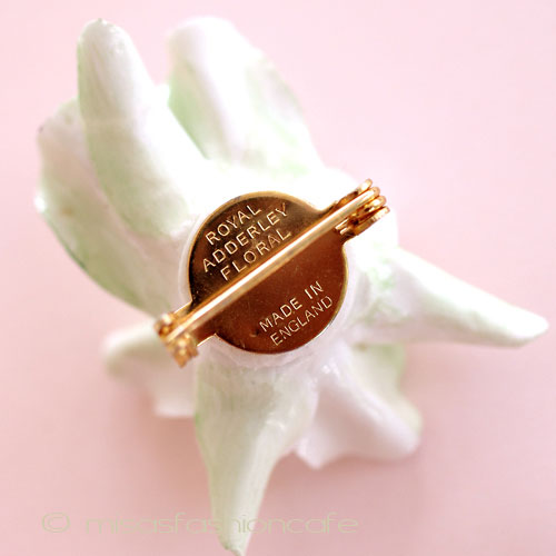 （画像用） 英国製　ブローチ ポーセリン　ユリの花