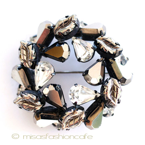 （画像用） Regency　ブローチ クリスタルの葉リース