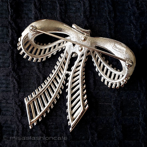 （画像用） Trifari　 トリファリ 銀リボン　ブローチ