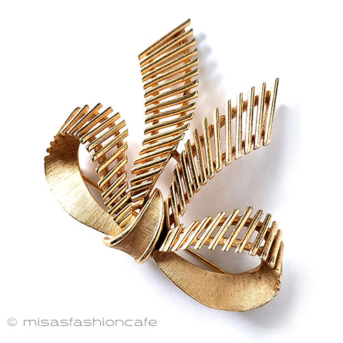 （画像用） Trifari　 トリファリ 金リボン　ブローチ