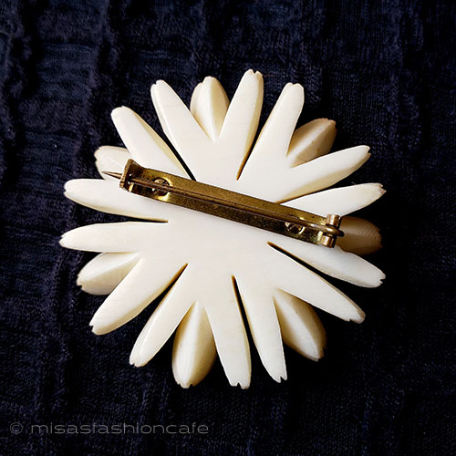 （画像用） デイジーの花ブローチ 本象牙　アイボリー