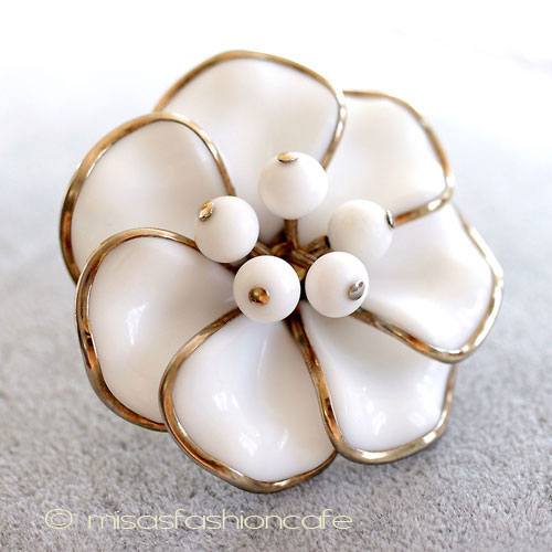 （画像用） Ｔｒｉｆａｒｉ　 トリファリ ミルクガラス花ブローチ