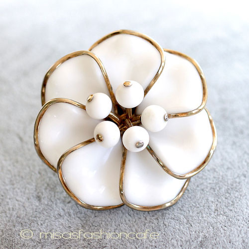 （画像用） Ｔｒｉｆａｒｉ　 トリファリ ミルクガラス花ブローチ