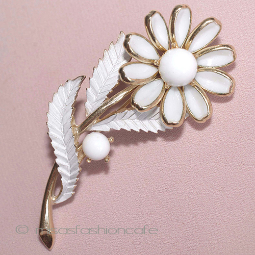 （画像用） Ｔｒｉｆａｒｉ　 トリファリ ミルクガラス花ブローチ