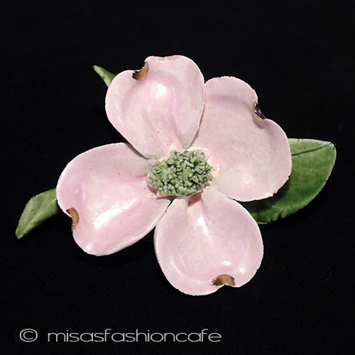 （画像用） 英国製　ブローチ ポーセリン　ハナミズキ