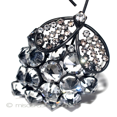 （画像用） クリスタル葡萄ブローチ