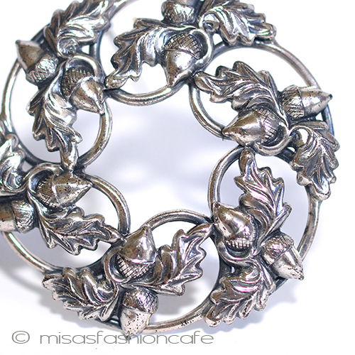 （画像用） スターリング銀製ブローチ 団栗ドングリのリース　