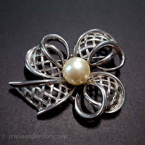 （画像用） Trifari　 トリファリ パールりぼんブローチ