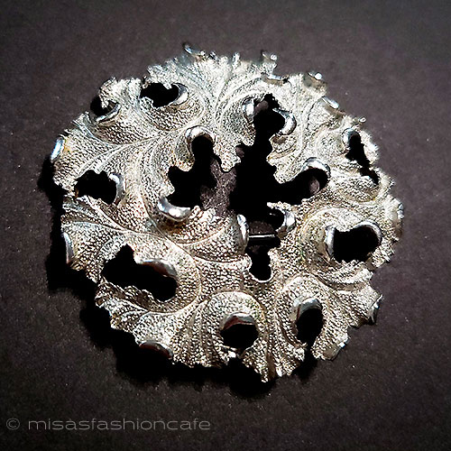 （画像用） Trifari　 トリファリ 銀葉リース　ブローチ