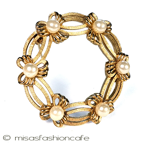 （画像用） Trifariトリファリブローチ パールのリボンリース