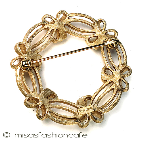 （画像用） Trifariトリファリブローチ パールのリボンリース