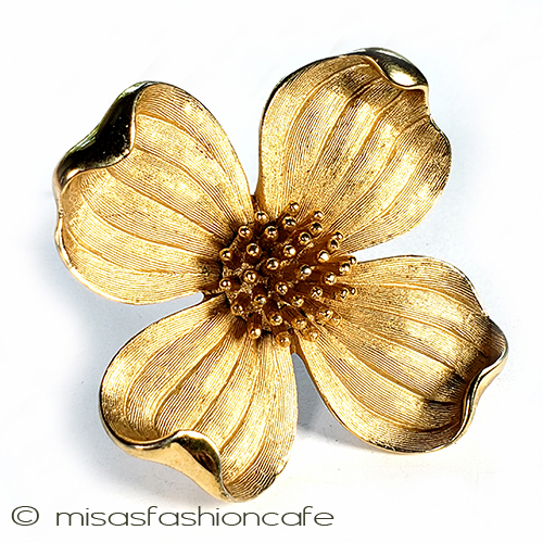 （画像用） Trifari　 トリファリ ハナミズキのお花ブローチ