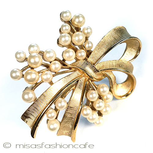 （画像用） Trifariトリファリブローチ パールりぼんブーケ　