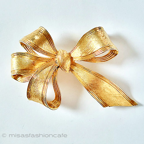 （画像用） Trifari　 トリファリ 金リボン　ブローチ