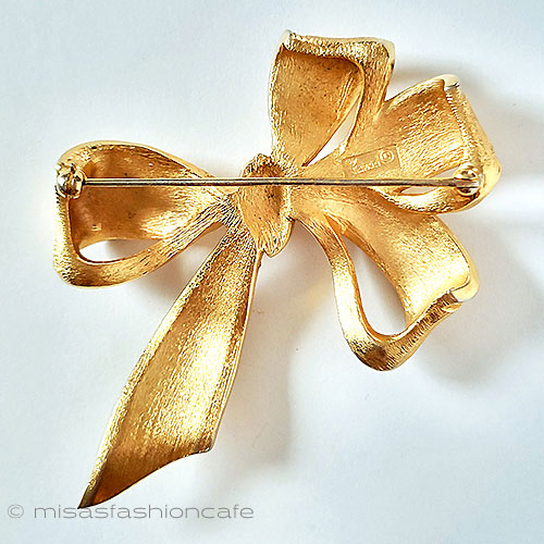 （画像用） Trifari　 トリファリ 金リボン　ブローチ