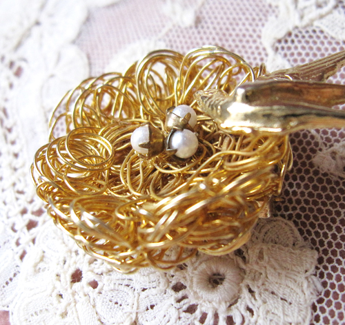 （画像用） パール卵と鳥ブローチ