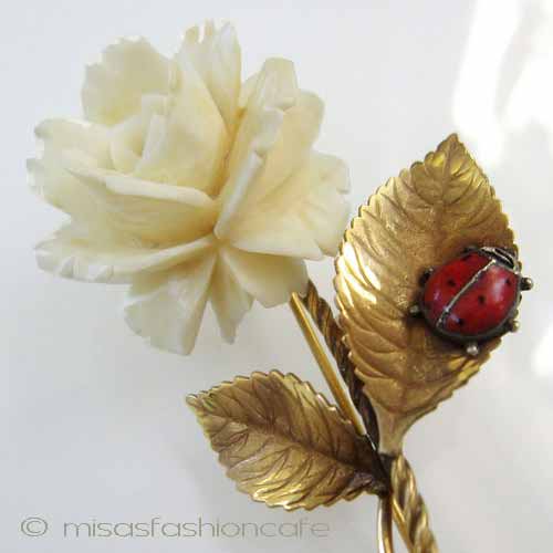 （画像用） 象牙アイボリー 12Kgf 薔薇・てんとう虫ブローチ