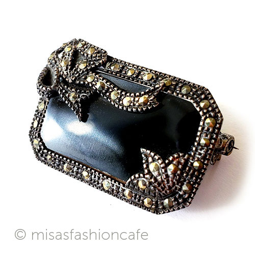 （画像用） 天然石と銀製のリボン アンティークジュエリー