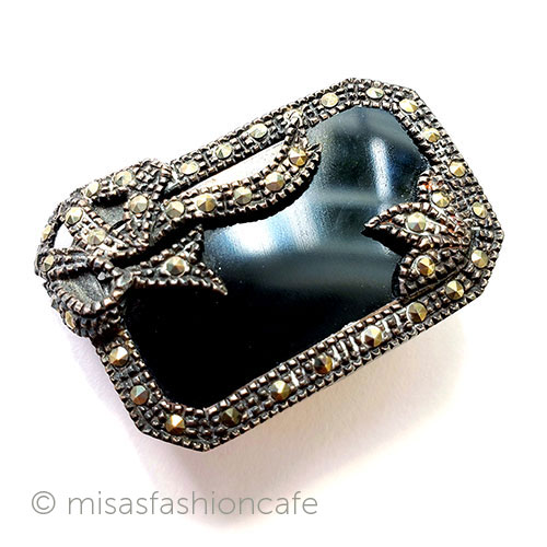 （画像用） 天然石と銀製のリボン アンティークジュエリー