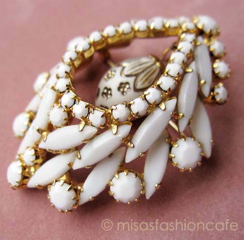 （画像用） ミルクガラス　ブローチ