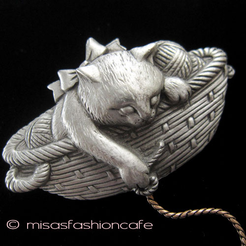 （画像用） 猫ねこ＆毛糸玉 ブローチ