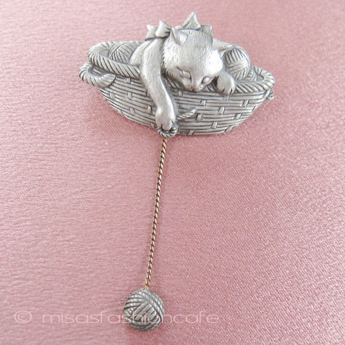 （画像用） 猫ねこ＆毛糸玉 ブローチ