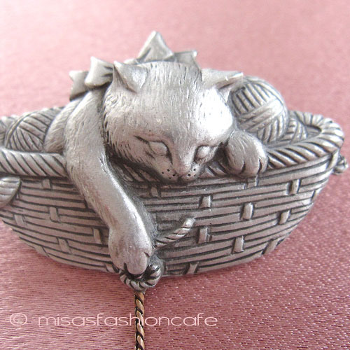 （画像用） 猫ねこ＆毛糸玉 ブローチ