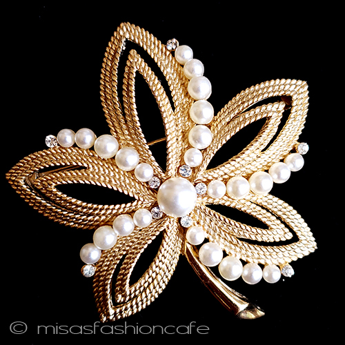 （画像用） Trifari　 トリファリ パールの花　ブローチ