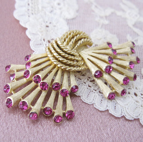 （画像用） クラウンTrifariブローチ