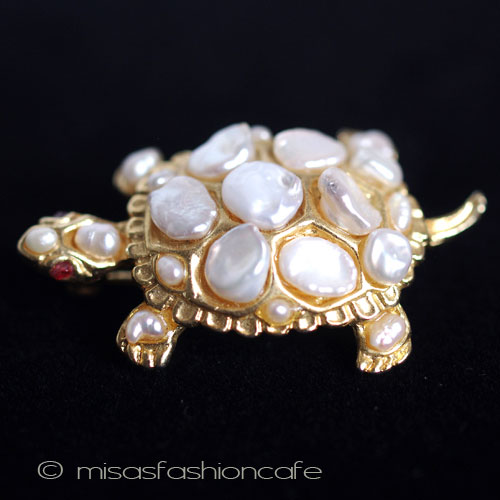 （画像用） ＳＷＯＢＯＤＡ・スワボダ 真珠・ルビーの亀ブローチ