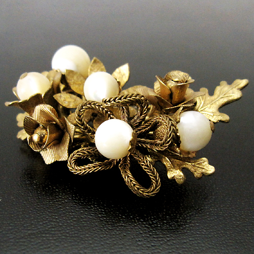 （画像用） 天然マザーオブパール お花ブーケ　ブローチ