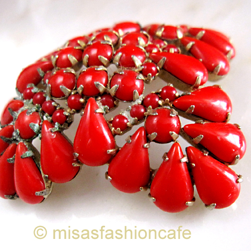 （画像用） レッドガラス ブローチ