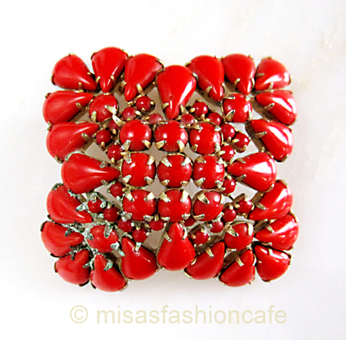 （画像用） レッドガラス ブローチ