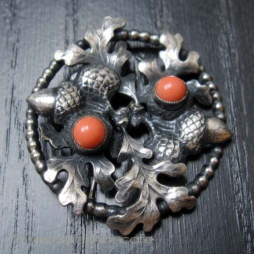 （画像用） どんぐり　ブローチ