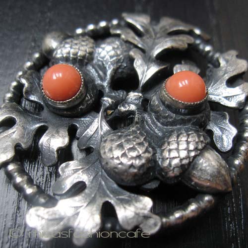 （画像用） どんぐり　ブローチ