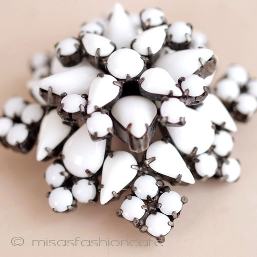 （画像用） ミルクガラス　ブローチ