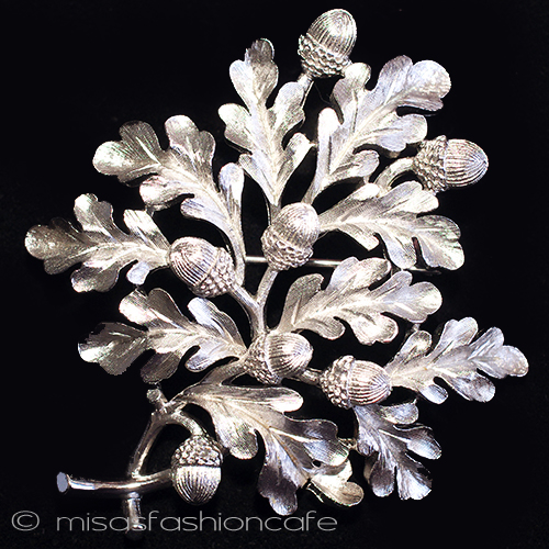 （画像用） Trifari　 トリファリ どんぐり　ブローチ