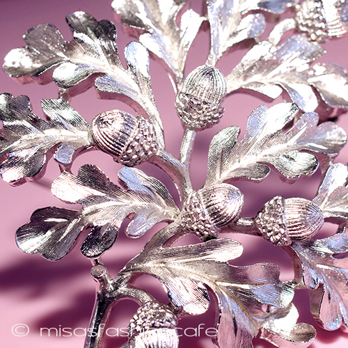 （画像用） Trifari　 トリファリ どんぐり　ブローチ