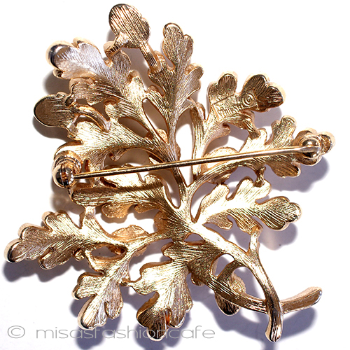 （画像用） Trifari　 トリファリ どんぐり　ブローチ