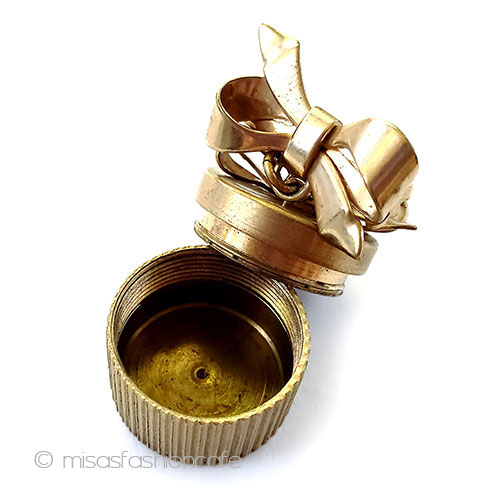 （画像用） ヴィンテージ　ブローチ リボンプレゼント小物入れ